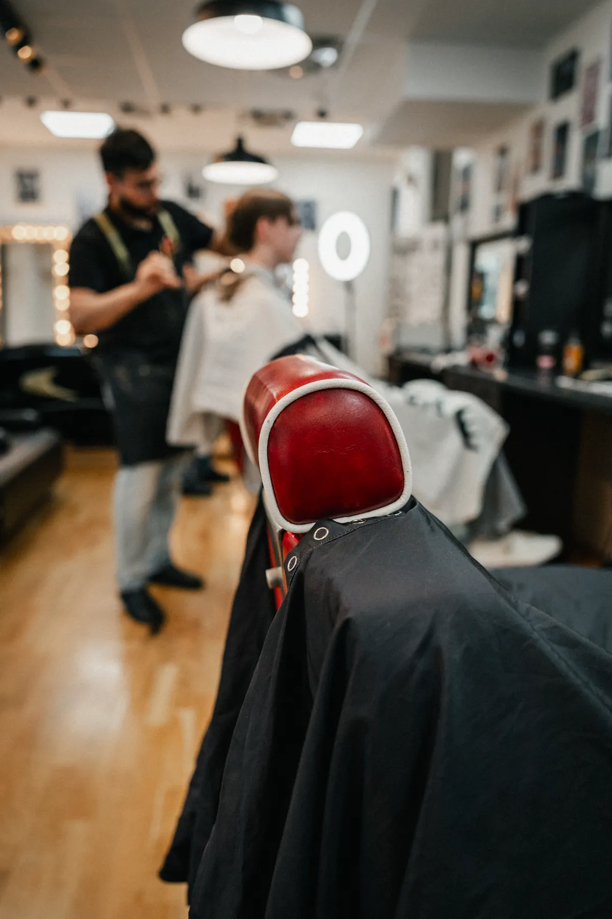 Samy's Barbershop interiör - barberare i arbete