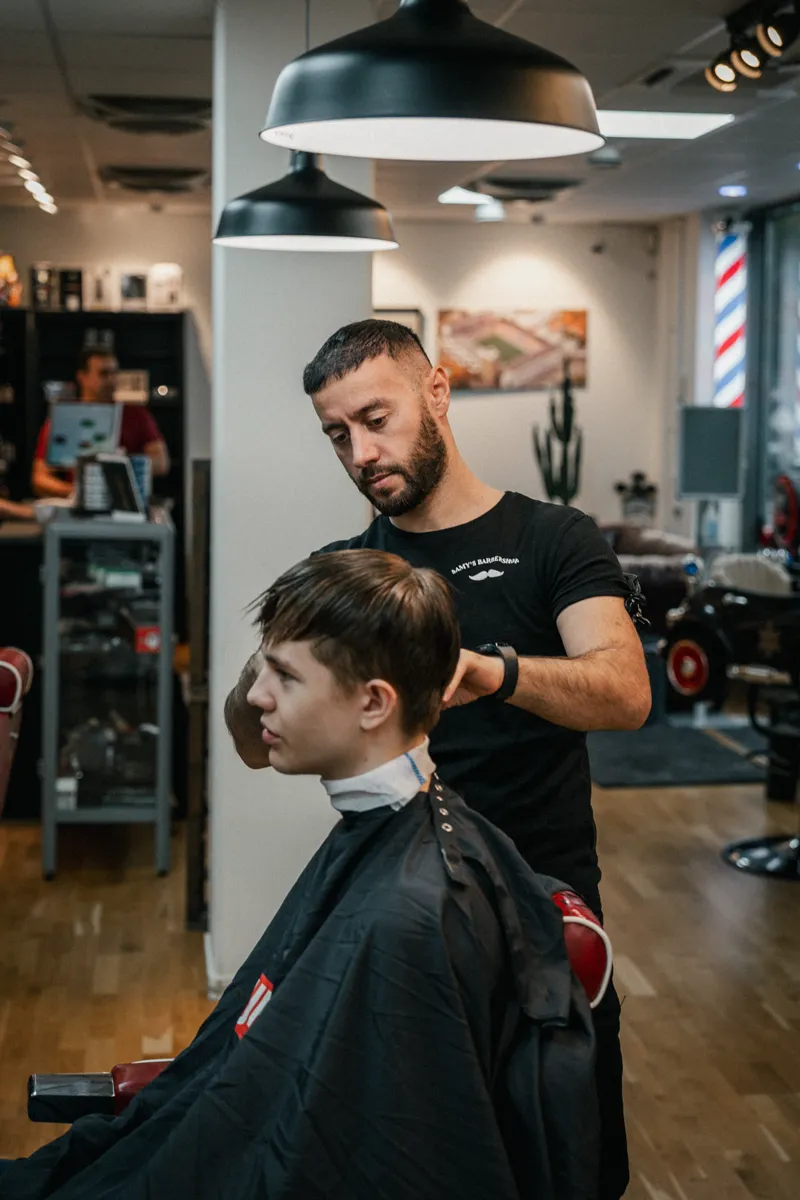 Professionell herrklippning pågår - Samy's Barbershop