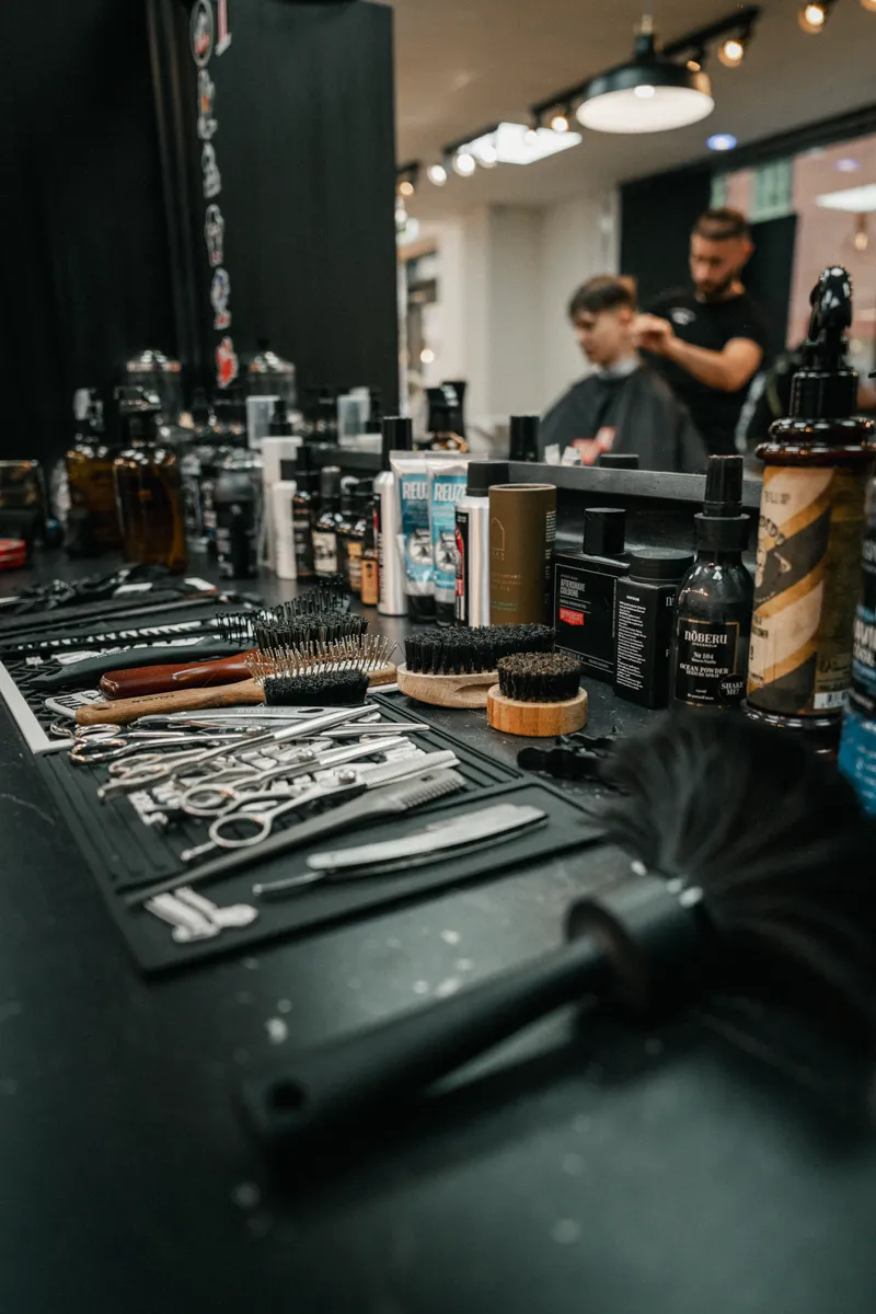 Barbershop verktyg - saxar, borstar och produkter