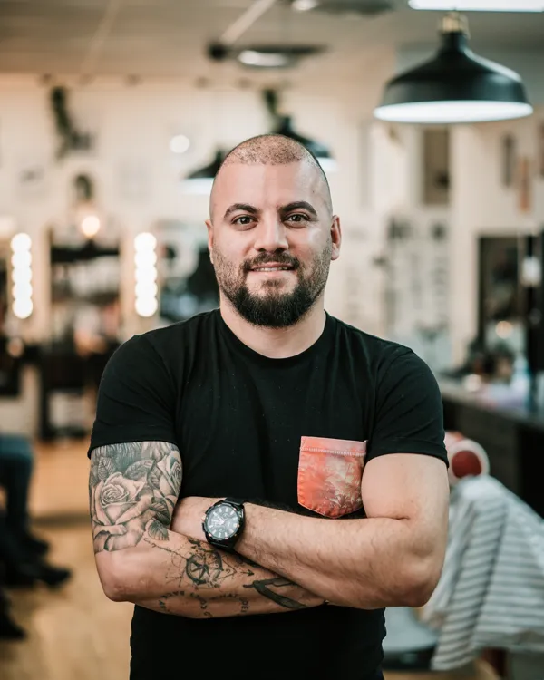 Sam - Grundare & Barberare på Samy's Barbershop