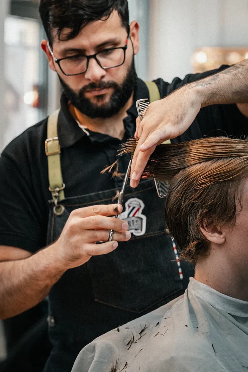 Precision klippning med sax och kam - Samy's Barbershop